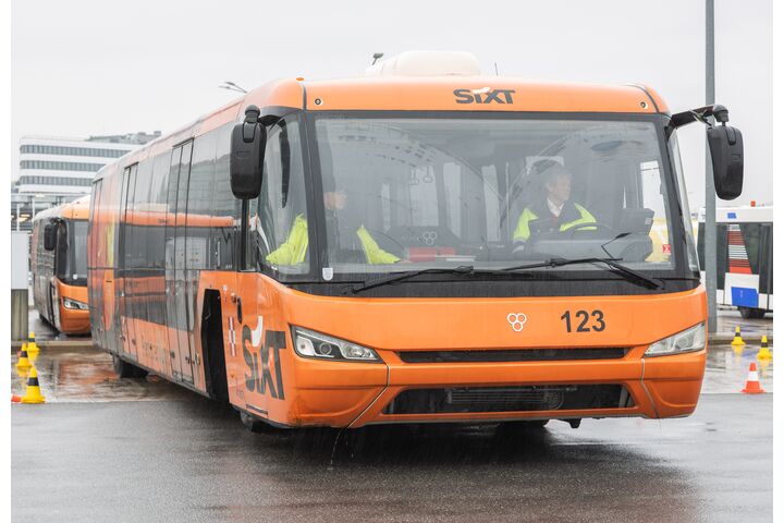 Eine Nahaufnahme eines Shuttle-Busses des Flughafen Wiens in dem ein Busfahrer gemeinsam mit einem Instruktor der ÖAMTC Fahrtechnik sitzt