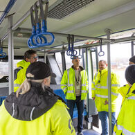 Die Instruktoren der ÖAMTC Fahrtechnik erklären den Busfahrer:innen des Flughafen Wiens in offener Runde, was sie als nächstes machen sollen.