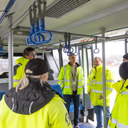 Die Instruktoren der ÖAMTC Fahrtechnik erklären den Busfahrer:innen des Flughafen Wiens in offener Runde, was sie als nächstes machen sollen.