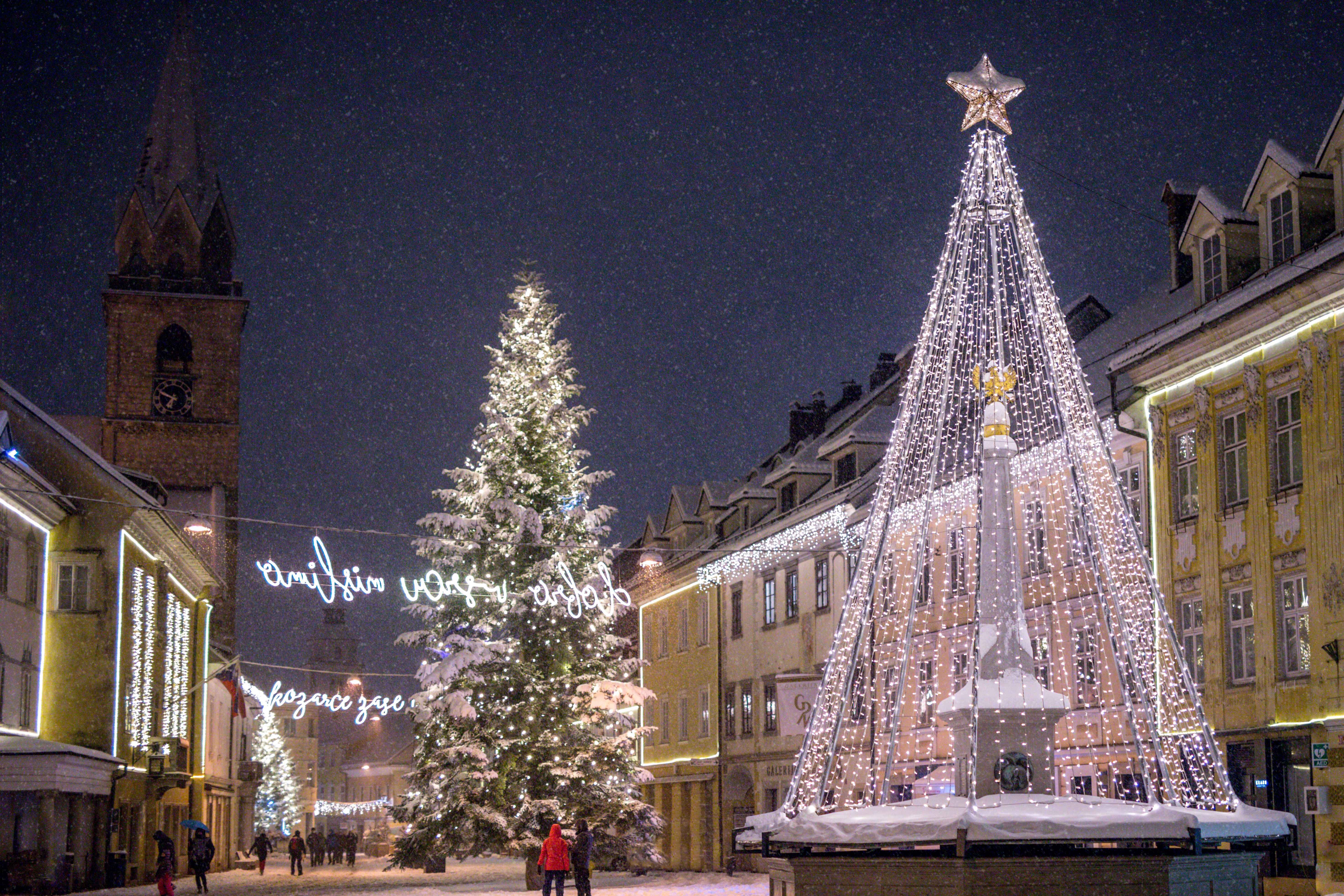 Weihnachtlich geschmückte Straße mit hell erleuchteten Bäumen und Weihnachtsdekorationen.
