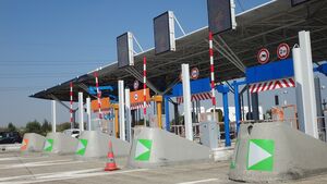 Mehrere Fahrspuren einer französischen Mautstation zum Bezahlen der Mautgebühren