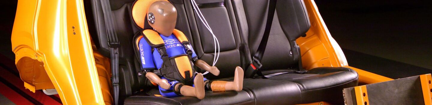Ein Testauto mit einem Kinderdummy.