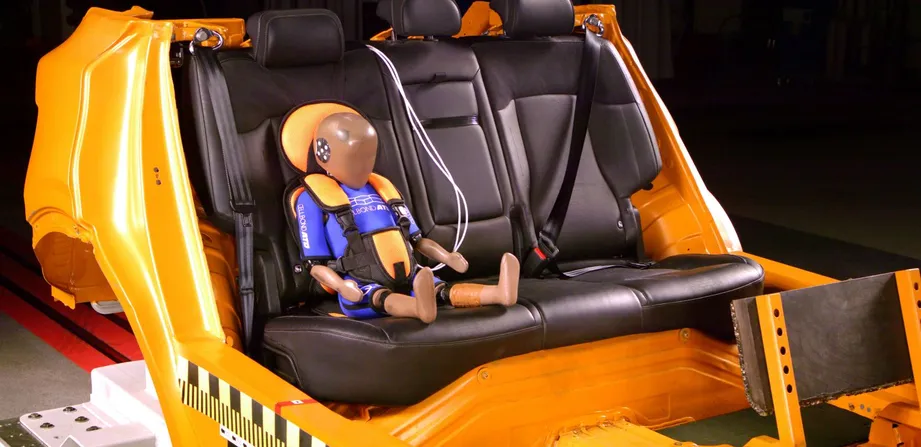 Ein Testauto mit einem Kinderdummy.