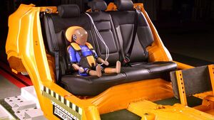 Ein Testauto mit einem Kinderdummy.