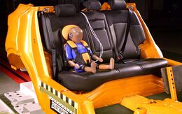 Ein Testauto mit einem Kinderdummy.
