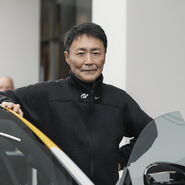 Kazunori Yamauchi an den Polestar 5 gelehnt.