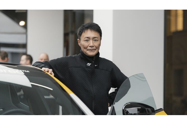 Kazunori Yamauchi an den Polestar 5 gelehnt.