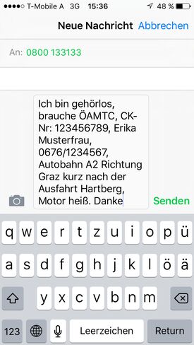 Smarthone Display mit geöffneter Nachrichtenfunktion. Eine Nachricht an die ÖAMTC Nothilfe von einer gehörlosen Person ist lesbar. Ich bin gehörlos und brauche ÖAMTC. Clubkartennummer, Name und Beschreibung des Standortes.