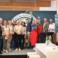 Gewinner_innen Camping Star 2025 Das Foto ist ein Gruppenbild mit allen Gewinner:innen und Moderator:innen.