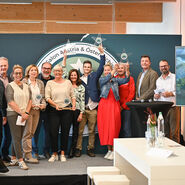 Das Foto ist ein Gruppenbild mit allen Gewinner:innen und Moderator:innen. 