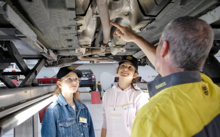 Herbert erklärte, wie ein Auto funktioniert Herbert erklärte, wie ein Auto funktioniert