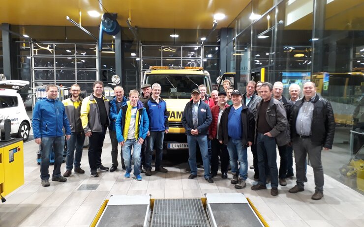 Das Team der Freiwilligen Feuerwehr Manning mit den ÖAMTC-Experten Das Team der Freiwilligen Feuerwehr Manning mit den ÖAMTC-Experten