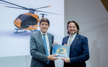 Präsentation des Hubschraubers H140 von Airbus Helicopters auf der Messe Verticon von Bruno Evan ( CEO Airbus Helicopters) und Marco Trefanitz (CEO ÖAMTC-Flugrettung).