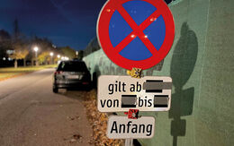 in Auto parkt rechts an einer Wand im Halte- und Parkverbot. Im Vordergrund steht das Schild für den Beginn des Parkverbots.