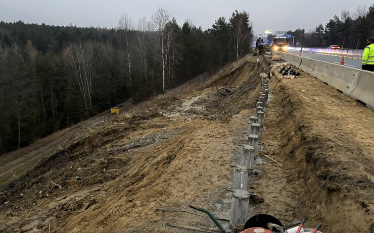 Zu sehen ist ein Hangrutsch auf der Süd Autobahn.