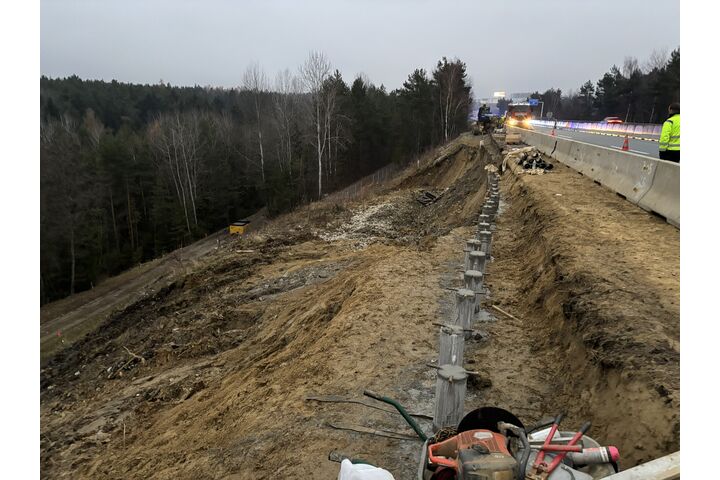 Zu sehen ist ein Hangrutsch auf der Süd Autobahn.