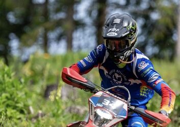 Das Bild zeigt Jan Wunderlich beim Enduor-Fahren