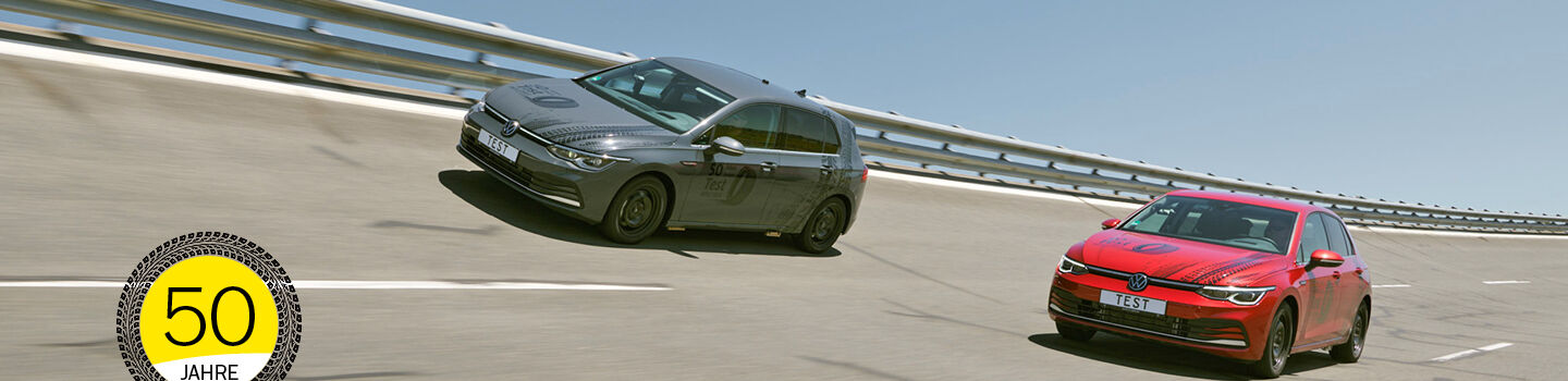 Sommerreifentest 2023 - 2 Autos fahren auf einer dreispurigen Fahrbahn. Links im Bild die Aufschrift 50 Jahre ÖAMTC Reifentest.