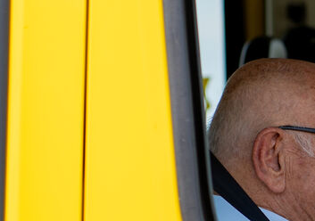 Auf dem Bild sieht man einen kleinen Ausschnitt, Durch ein offenes Autofenster wurden ein alter und ein junger Mann fotografiert.