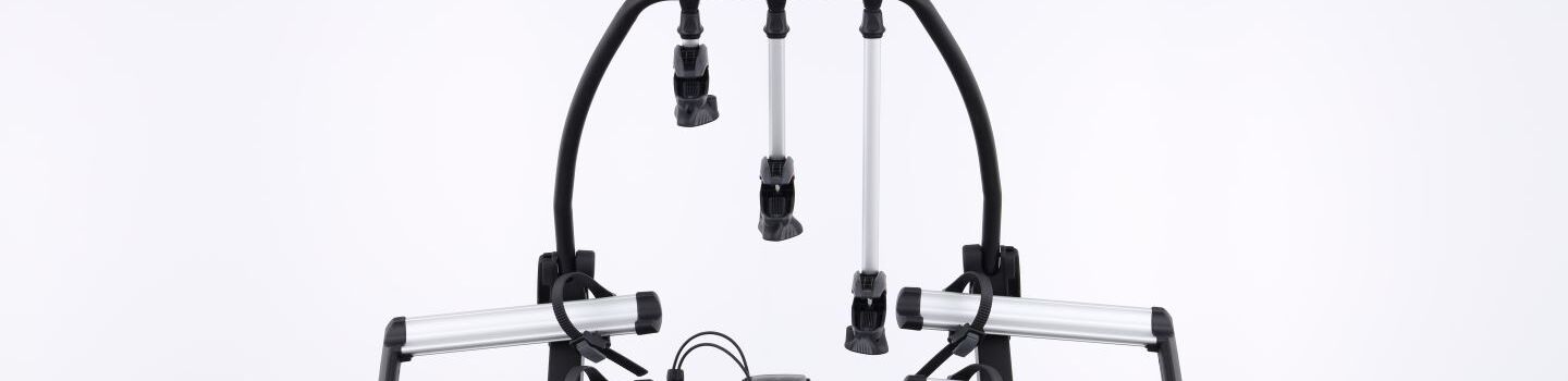 Thule Heckträger für zwei Fahrräder, isoliert auf weißem Hintergrund.