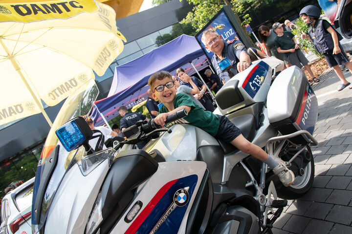 Beim Aktionstag "Helfer erleben" wurden die Einsatzorganisationen vor dem Vorhang geholt.
