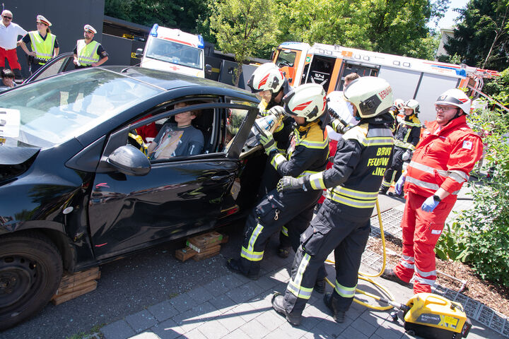 Beim Aktionstag "Helfer erleben" wurden die Einsatzorganisationen vor dem Vorhang geholt.