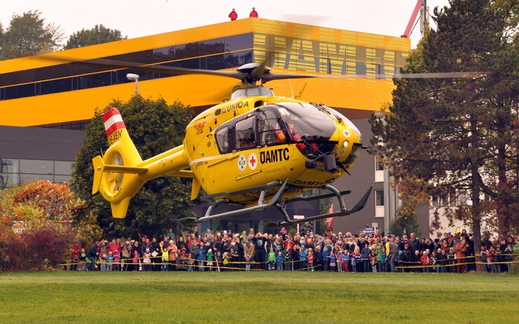 Helfer_Hubschrauber.jpg Helfer_Hubschrauber.jpg ÖAMTC Oberösterreich