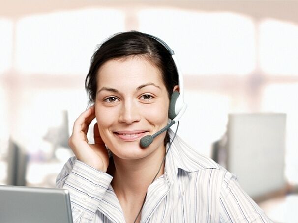 Ein weiblicher ÖAMTC Call-Center-Agent im Gespräch am Telefon.