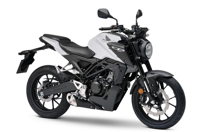 Stehendes Motorrad.