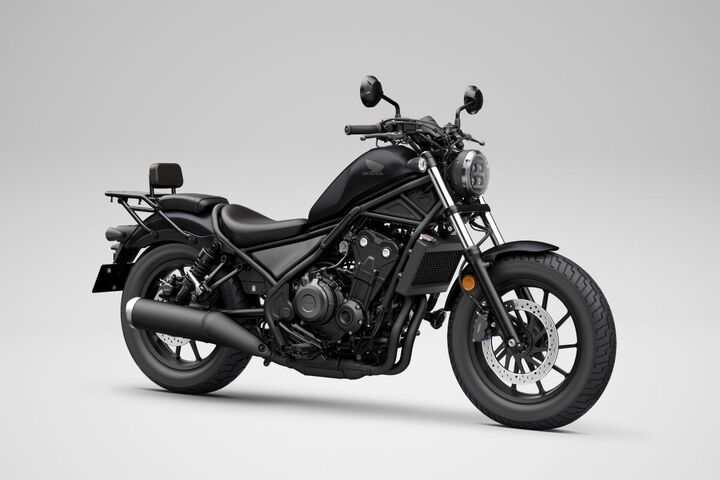 Stehendes Motorrad.