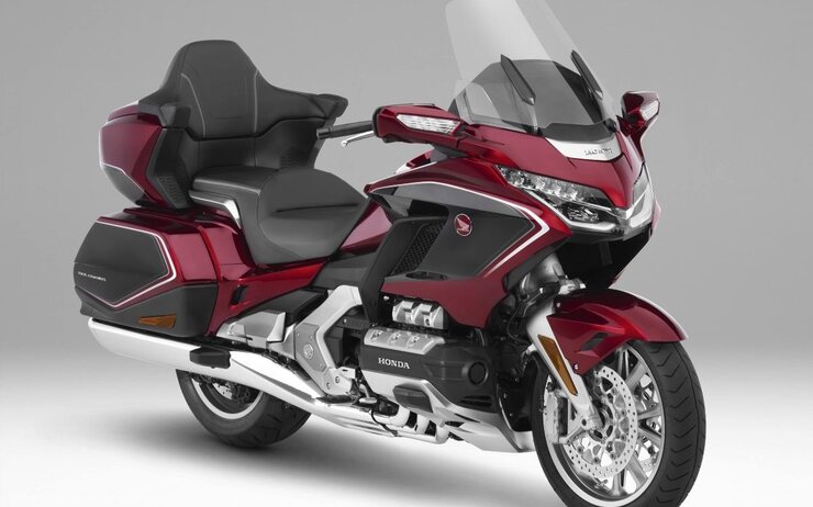 Honda Gold Wing GL1800.jpg Das Bild zeigt ein stehendes Motorrad vor einem grauen Hintergrund.