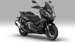 Das Bild zeigt ein stehendes Motorrad vor einem grauen Hintergrund.