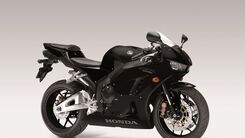 Stehendes Motorrad.