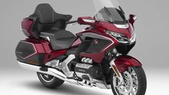 Das Bild zeigt ein stehendes Motorrad vor einem grauen Hintergrund.