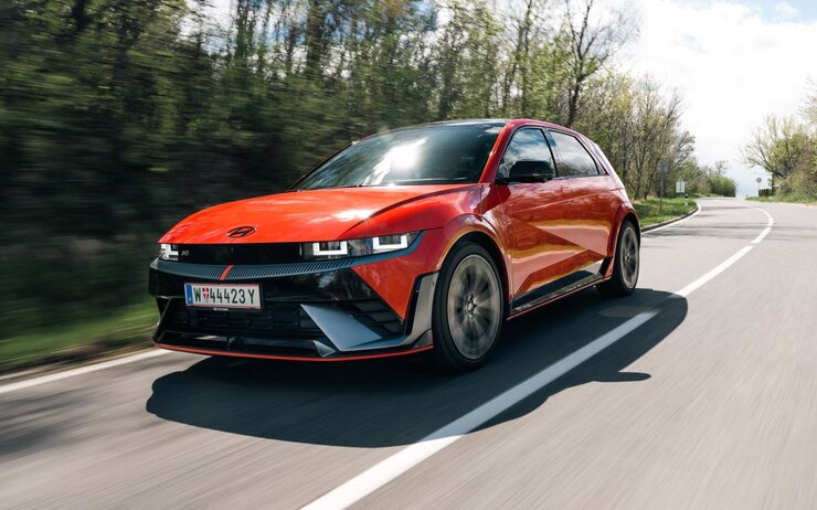 Hyundai Ioniq 5N.jpg Fahrzeug Hyundai Ioniq 5N fährt auf einer Freilandstraße.