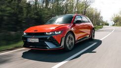 Fahrzeug Hyundai Ioniq 5N fährt auf einer Freilandstraße.