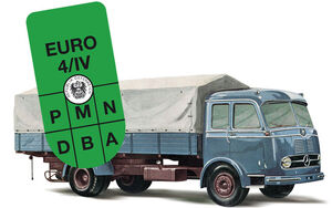 Ein alter Lastwagen im Hintergrund, im Vordergrund ist die grüne IG-L Abgasplakette mit Aufschrift EURO4.