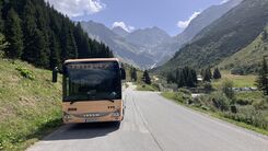 Bus bei der Haltestelle Mittelbelberg Wendestelle