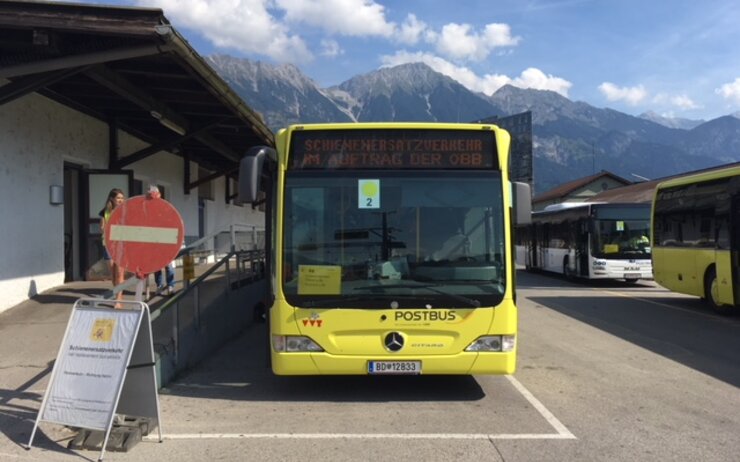 Bus mit Aufschrift Schienenersatzverkehr