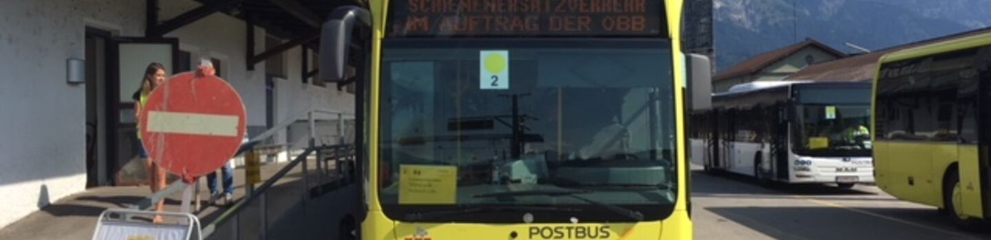 Bus mit Aufschrift Schienenersatzverkehr
