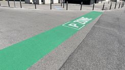 Kurzparkzone Vösendorf SCS, Bodenstreifen in grün mit Beginn einer Parkzone