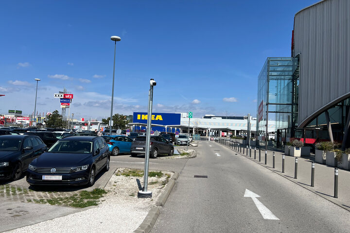 Kurzparkzone Vösendorf SCS, parkende Autos in einer Parkzone mit Kameraerfassung