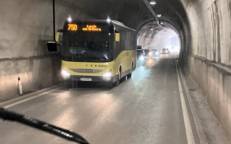 Landbus 750 fährt durch die Flexengalerie