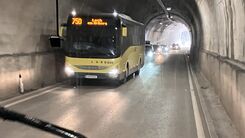 Landbus 750 fährt durch die Flexengalerie