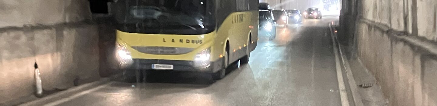 Landbus 750 fährt durch die Flexengalerie