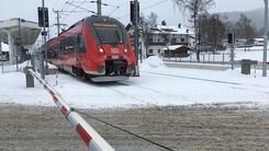 Bahnübergang in Seefeld mit Zug