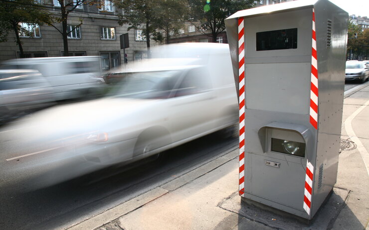 Eine Radarbox und Autos, die schnell vorbeifahren