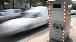 Eine Radarbox und Autos, die schnell vorbeifahren