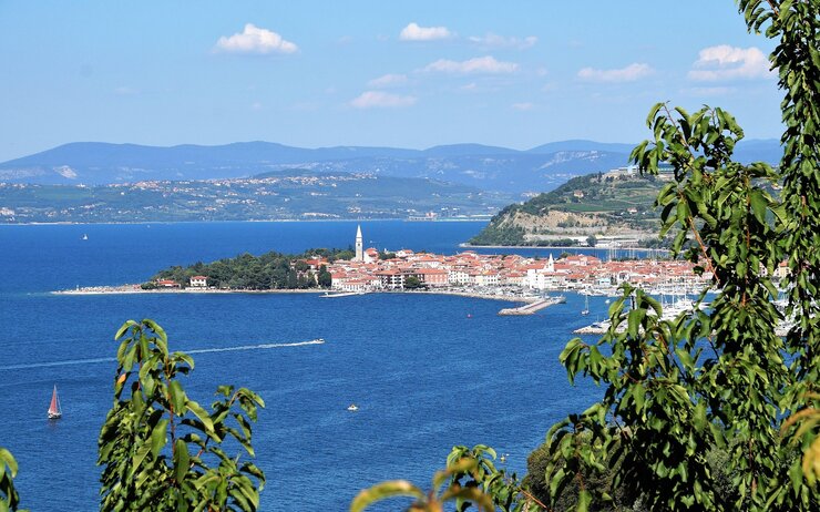 Blick aufs Meer und die Stadt Izola in Slowenien