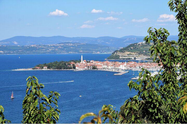 Blick aufs Meer und die Stadt Izola in Slowenien